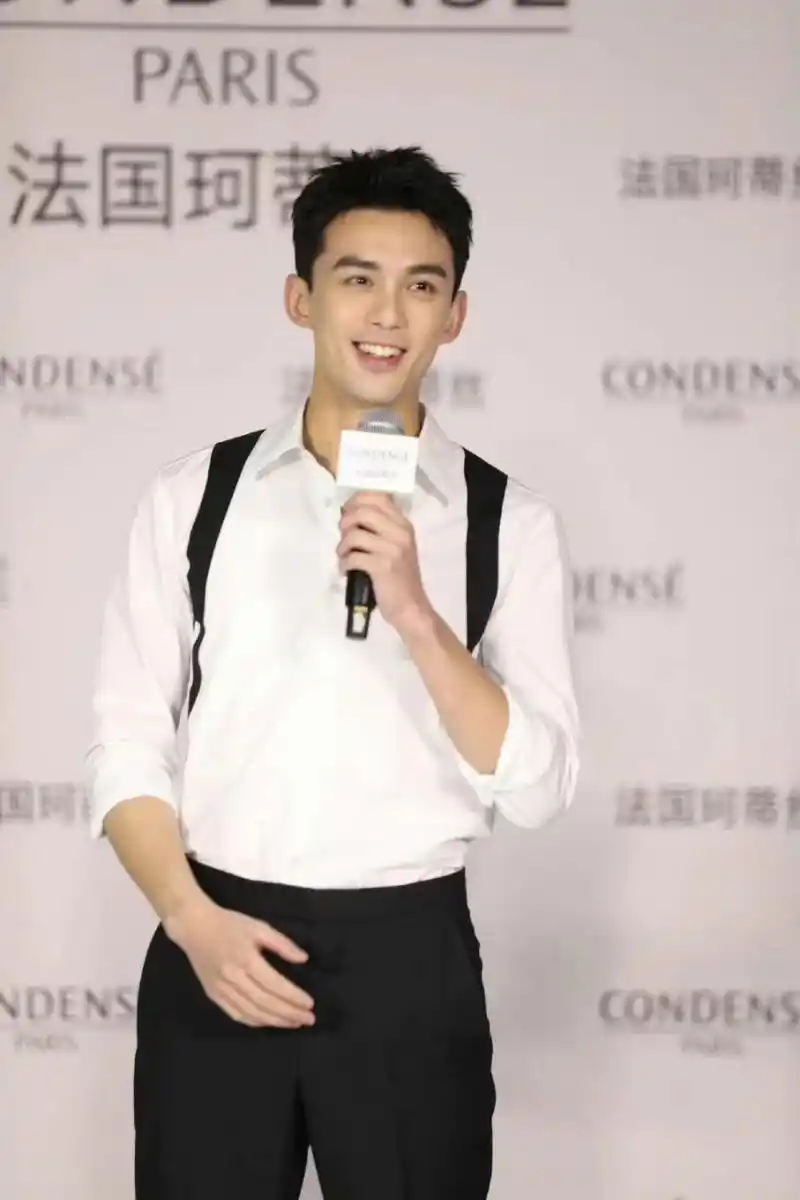 被吴磊帅鲨了00干净白衬衫,利落短发…清爽养眼[微风][微风]倚靠在