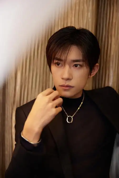 易烊千玺现身西宁first电影节 自己拼图撒野西宁