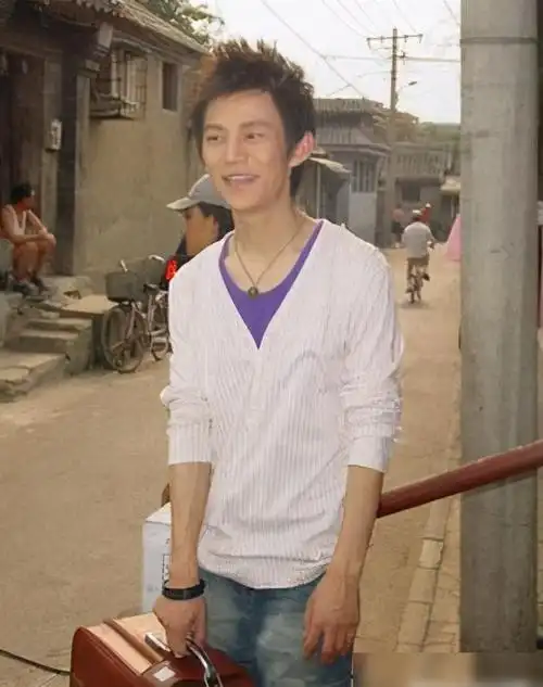 何炅早年经历曝光幽默风趣性格是天生的吗原来小时候是这样的