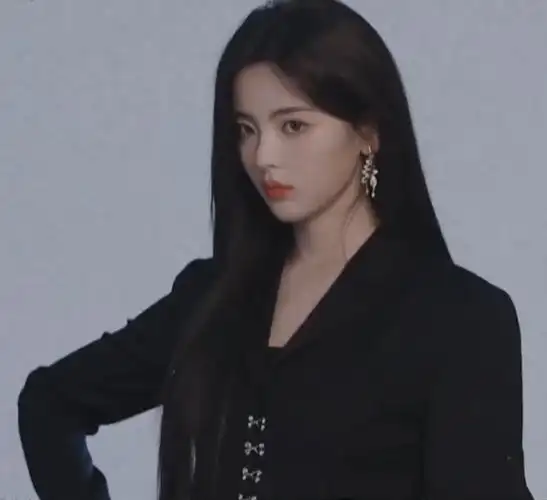 杨超越穿黑裙露美腿 黑发红唇太撩人