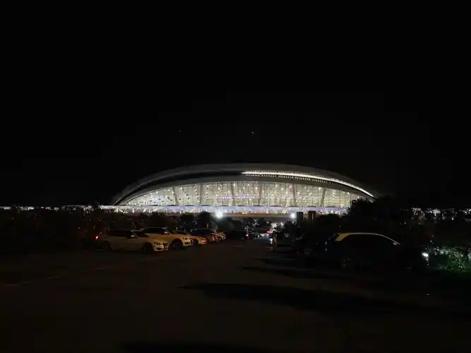 凌晨三点的机场,依旧灯火通明