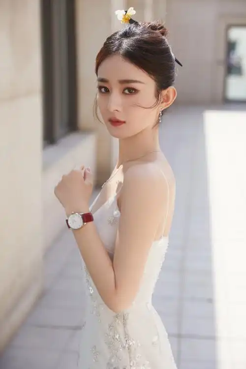 赵丽颖紧身裙盘发造型 曲线完美五官精致