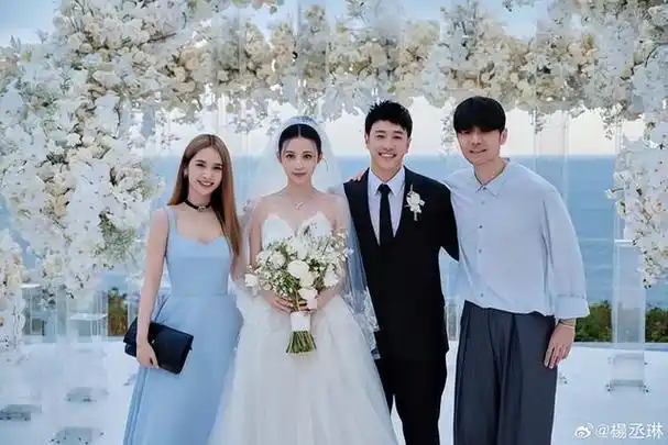 杨丞琳李荣浩合体现身潘玮柏婚礼分开晒照被发现偷放闪