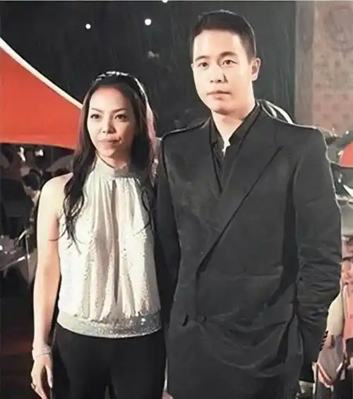 四恋王力宏,两人认识时是张惠妹事业的低谷期,还一起合作了歌曲火,但