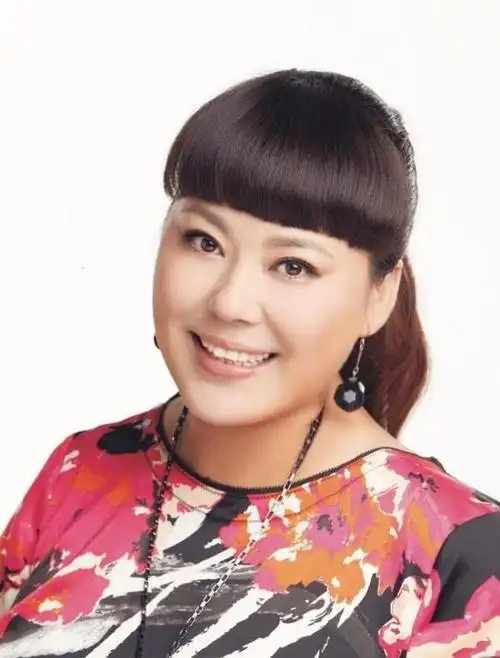 李菁菁罕露面,驼背明显衣服发皱显廉价,穿戴首饰价格不菲|李振|演员