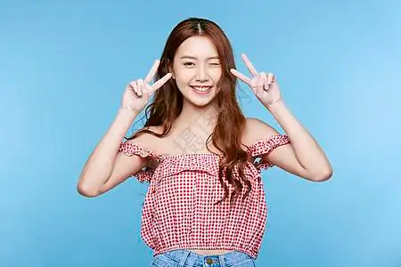 双手比耶微笑少女图片素材