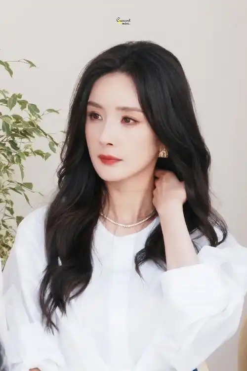 杨幂戛纳街拍##杨幂ins晒照##杨幂棕红色风衣##杨幂靴子##今日星拍