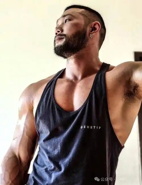 成熟的胡子大叔肌肉男