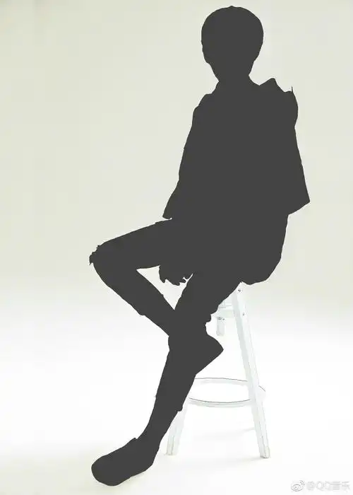 看坐姿,还真有点拿捏不准了,既像王俊凯又像易烊千玺还像王源,至于