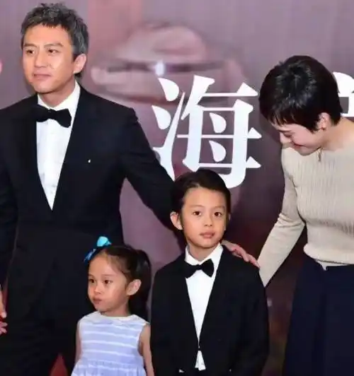 邓超孙俪1家4口"全家福",氛围其乐融融,画面暖暖的好贴心_夫妻俩_亲情