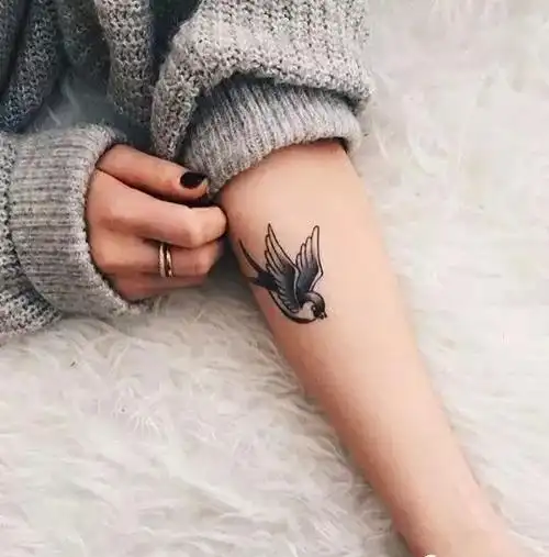 忠贞的象征——燕子纹身