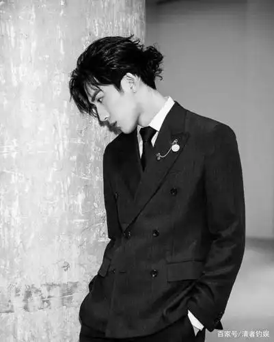 有的人抽烟只是一个举动,而井柏然抽烟却像是在拍电影,质感高级