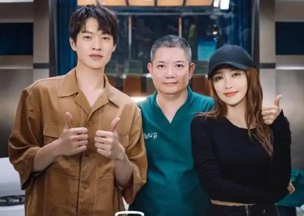 秦岚魏大勋恋情曝光#在瞬息万变的娱乐圈中,爱情总是如蜉蝣般短暂,让