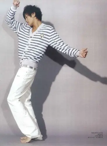 何润东露性感人鱼线 欲当《变4》型男苦练肌肉