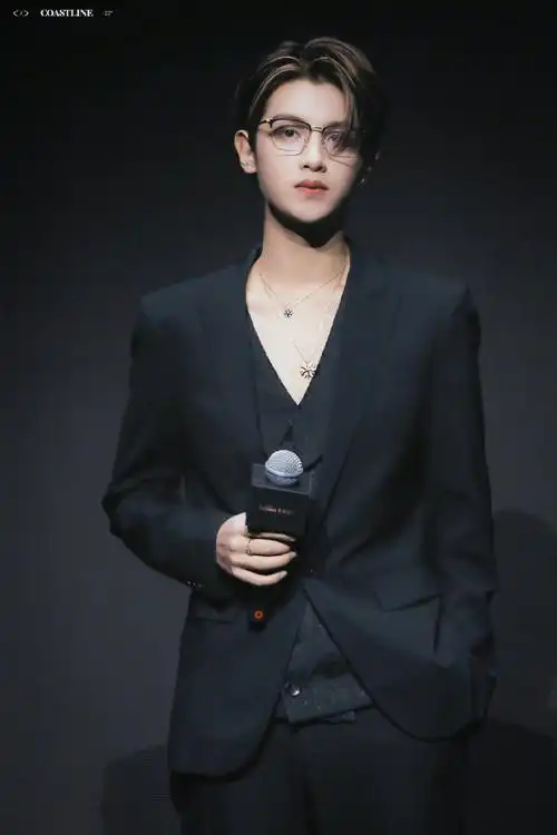 黄明昊西装眼镜杀