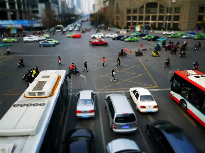 人行天桥上,看到来去匆匆的人们,竟然会有一点点小伤感.