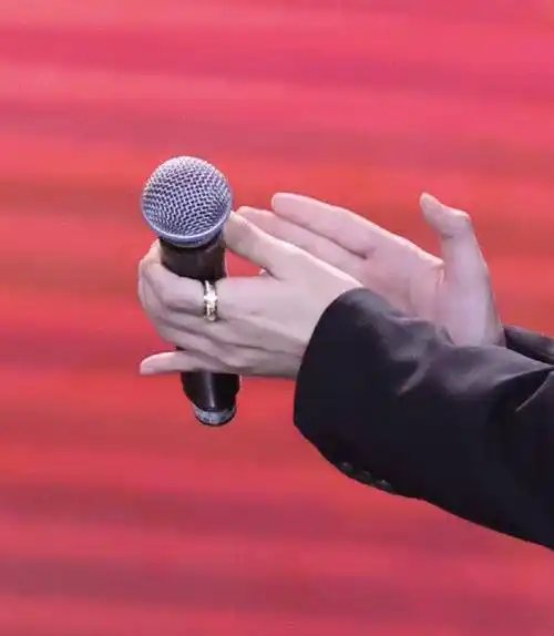 王俊凯戴戒指了##王俊凯食指戒指