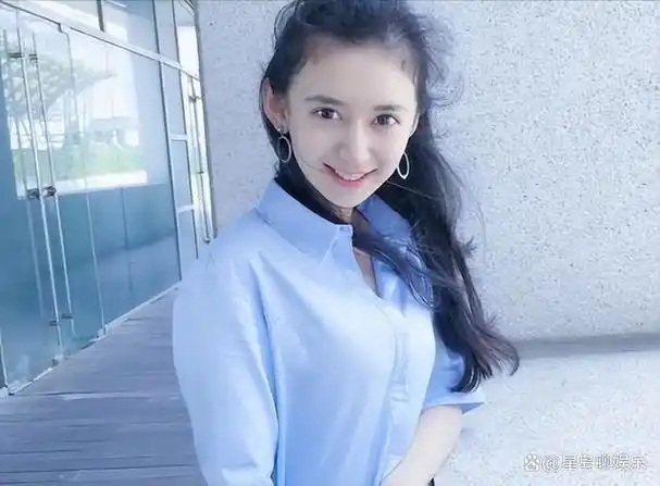 有人说,她的脸有点像是佟丽娅,古力娜扎的集合体.