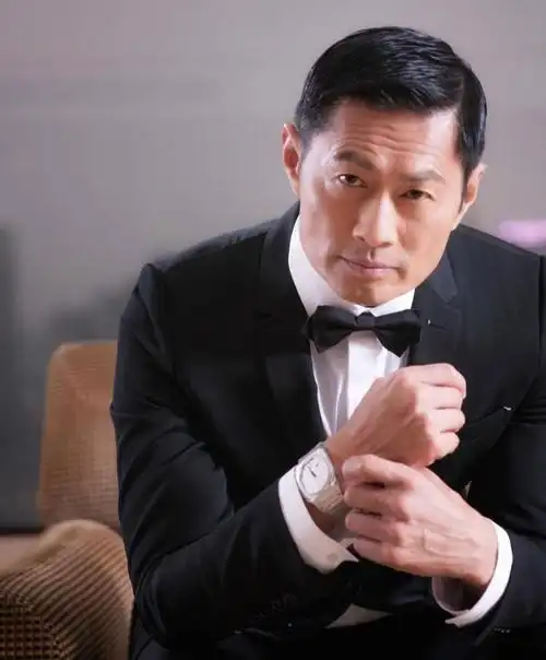 黄金配角黄德斌与旧爱爬山被拍21年发妻采访时称不认识女方