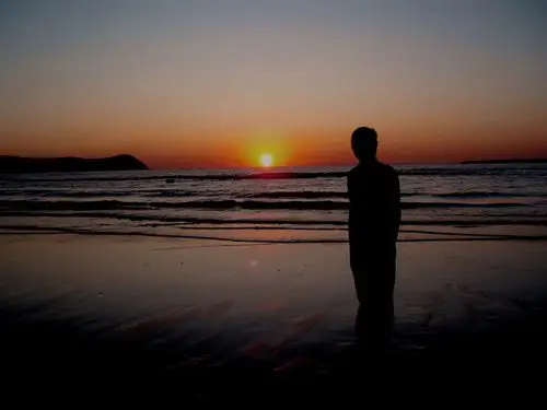 由红变紫,直到那夕阳投入到海的怀抱;细听着那层层浪花犹如情人似的在