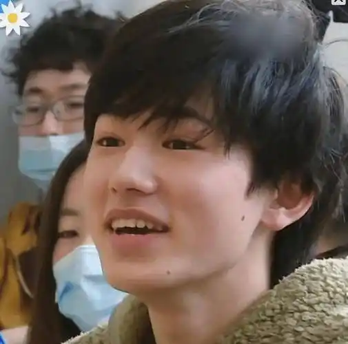 宋亚轩就连粉底液都没有擦,所以脸上还有两个痣能看清楚,原来他皮肤