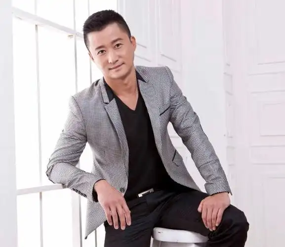 当时,吴京兴致勃勃地自我介绍时,不慎说成了:"我是闫妮的老公".