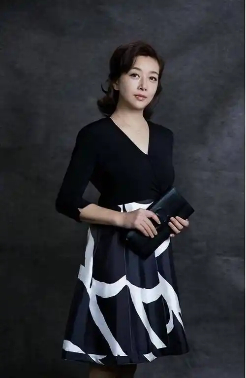 江珊:优雅高贵的"音乐教母"如何展现她的气质和个性?_风格_衣服_颜色