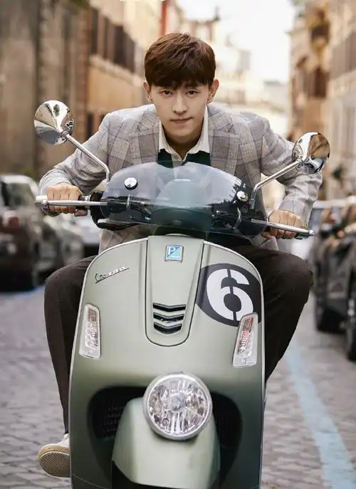 邓伦意大利优雅街拍写真图片