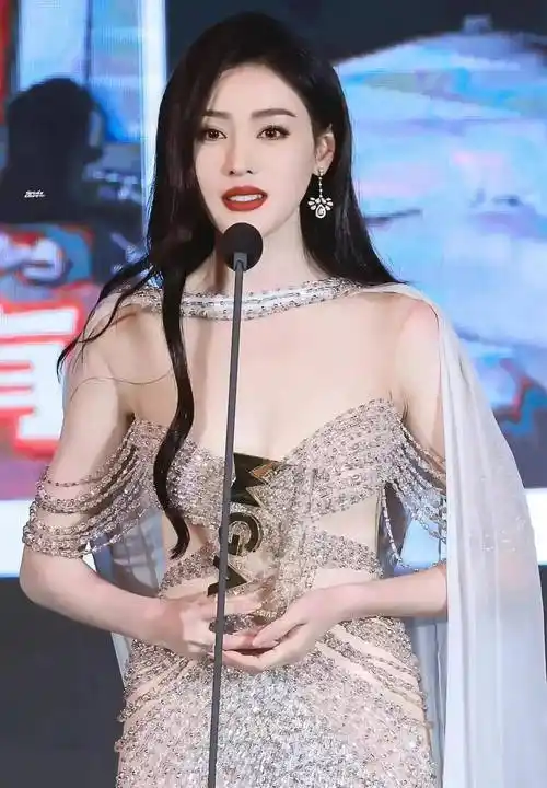 张天爱#闪闪发光的白色镂空镶钻人鱼裙,性感迷人_裙子_鱼尾_设计