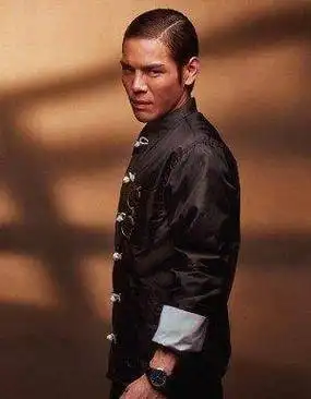 李连杰唯一的徒弟,家庭背景十分强大,出道后连成龙都要礼让三分_向佐