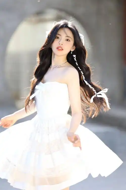 杨超越是一位备受关注的女艺人,她近日在个人社交媒体上发布了一组