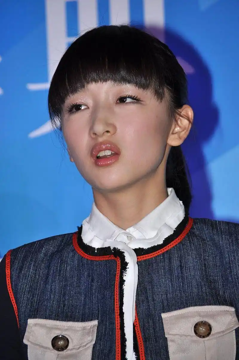 早期的周冬雨还是那么年轻.