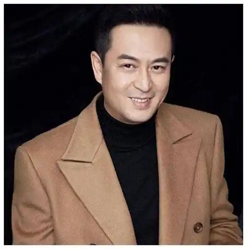 张嘉译遭遇欺凌:头发剃了,合同签了,却被无情地替代!