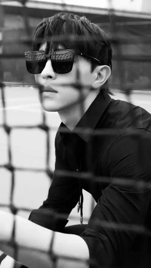 演员邓伦,儒雅绅士,帅气英俊,来看帅照