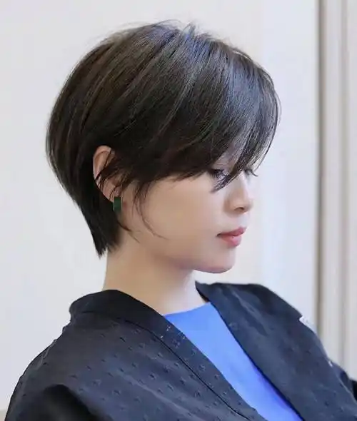 通过层叠短发,可以给人一种儒雅儒雅的感觉.