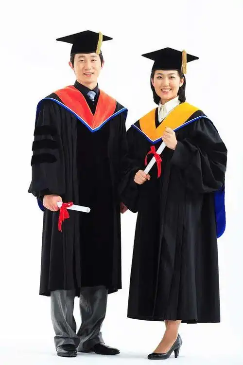 博士服为黑红两色