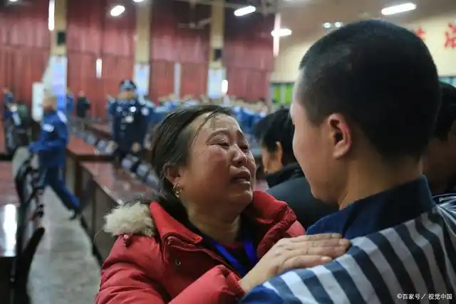 儿子犯罪,母亲哭泣