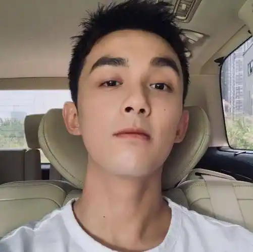 吴磊寸头照被大家疯传,有谁注意他的眉毛?