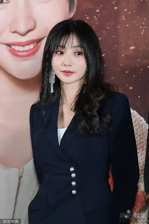 柳岩穿黑色西装变身职场ol显精英范