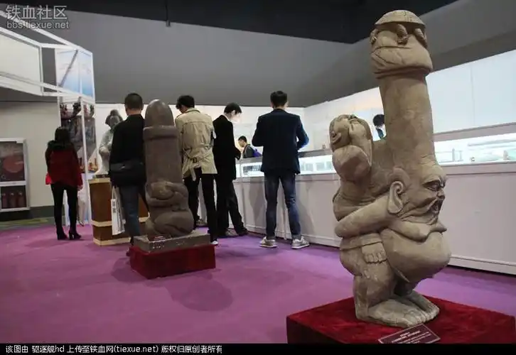 上海成人展日本女优性感模特轮番上阵 男人目不转睛狂拍照