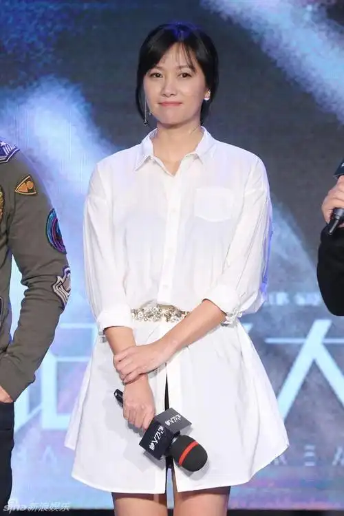 45岁徐静蕾也追潮流?金色波波头衬得肤白透亮,配时尚装认不出