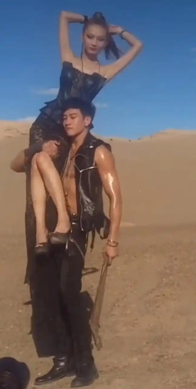 何润东烈日下扛妻子拍杂志,好帅,男友力爆棚!