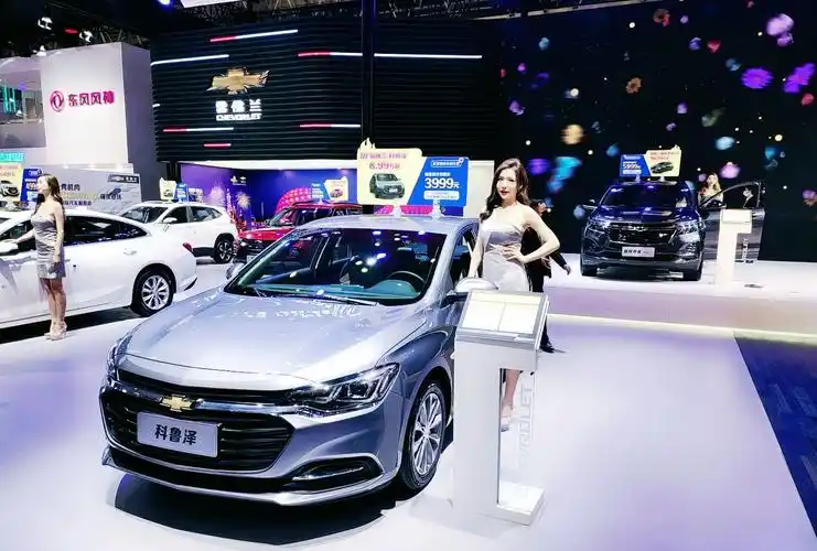 武汉国际车展开幕,市民排队逛车展,车模走秀,尽享汽车盛宴!