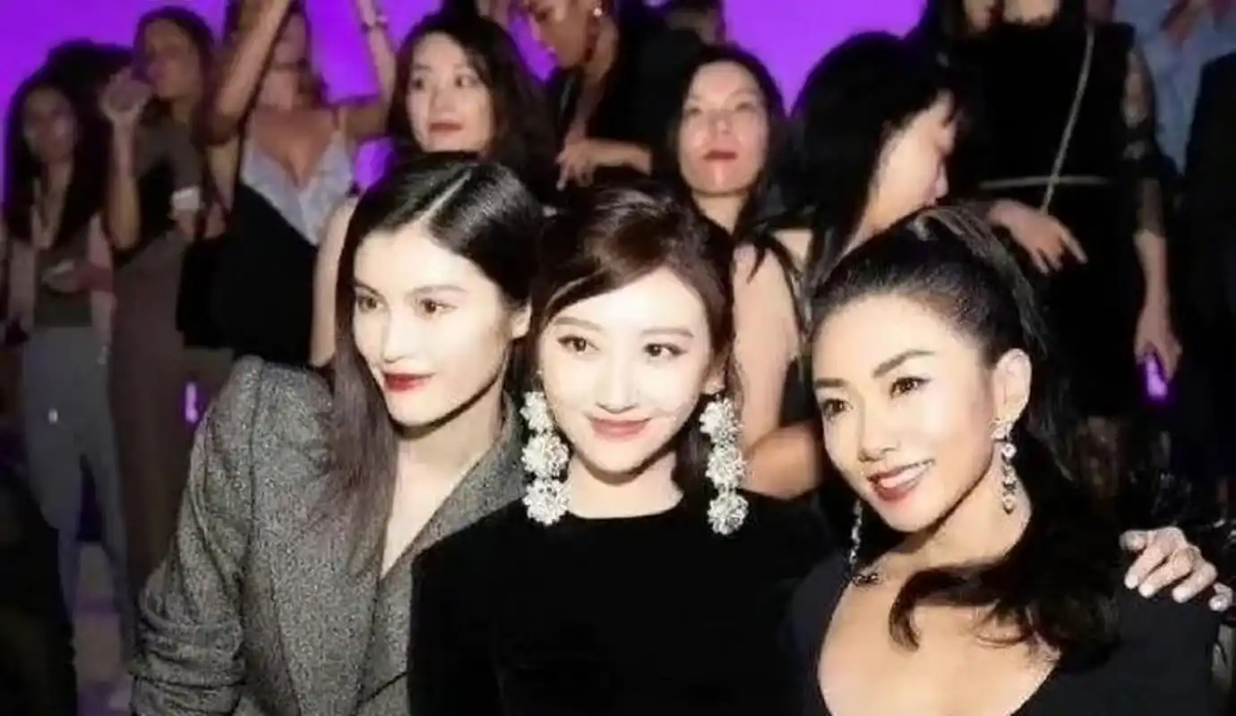 景甜不愧是人间富贵花 合照不输任何人