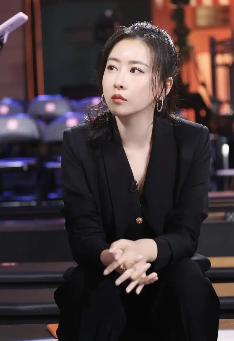 毛俊杰身材好又会穿,一袭红色无袖连衣裙时髦高级,真有曲线美