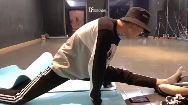 你没见过的马嘉祺!边压腿边练歌!一直努力100%的小马!