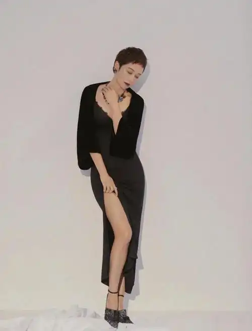 蒋雯丽留短发依然女人味十足,穿v领黑色礼服裙高级优雅,太美了