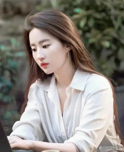 大部分女生认为美女的标配就一定是大眼睛和高鼻梁,要不然人们总是说