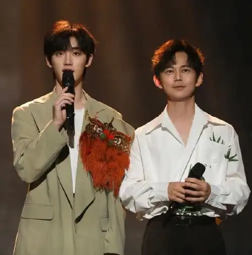 #丁程鑫祝何炅新的一岁顺利顺心#