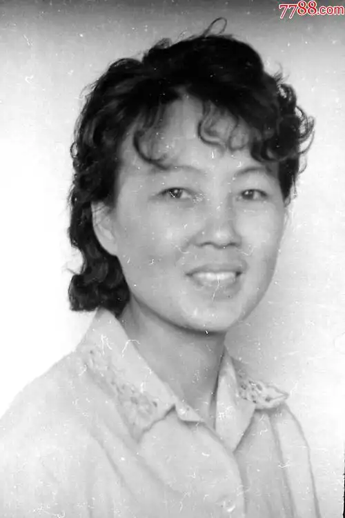 烫发女子反转成照片后上传135老底片